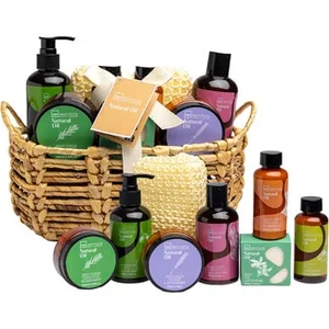 Cesta Regalo Natural Oil con Exfoliante Corporal, Gel Ducha, Sales Baño, Loción Corporal, Acondicionador y Champú Camomila IDC Institute