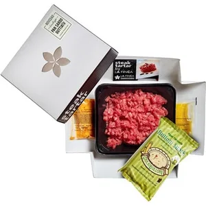 Steak Tartar de Vacuno Joven Dos Primaveras Marinado + 25 Ml Salsa Clásica  + 15 Ml Aceite de Oliva Virgen Extra + 40 G Pan Guttiatu la Finca 160 G